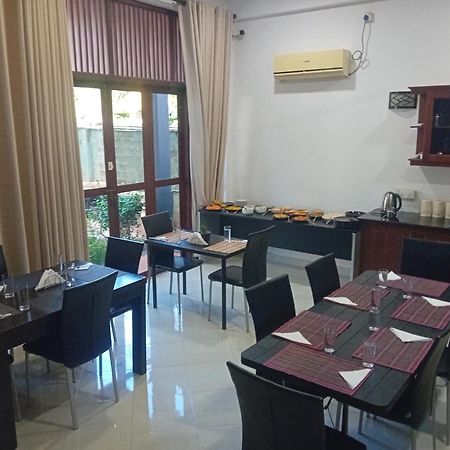 Hotel Blue Bird Негомбо Экстерьер фото