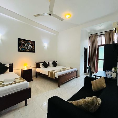 Hotel Blue Bird Негомбо Экстерьер фото