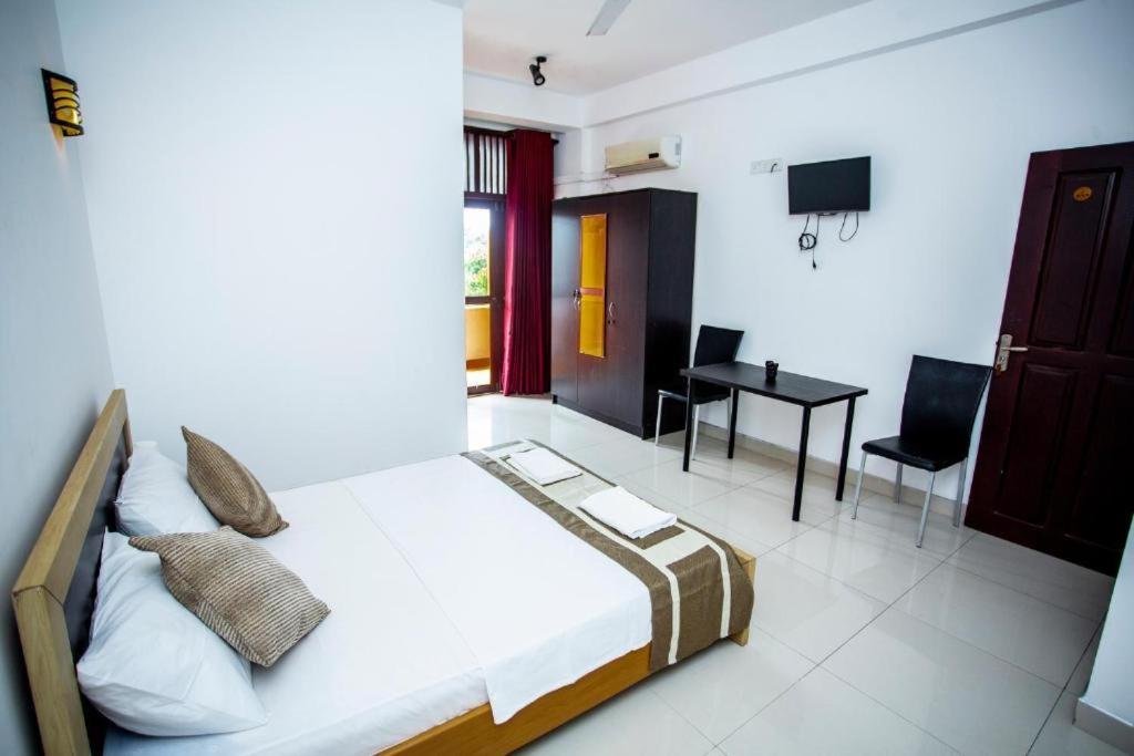 Hotel Blue Bird Негомбо Экстерьер фото