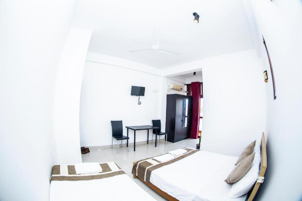 Hotel Blue Bird Негомбо Экстерьер фото