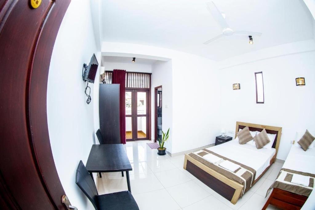Hotel Blue Bird Негомбо Экстерьер фото