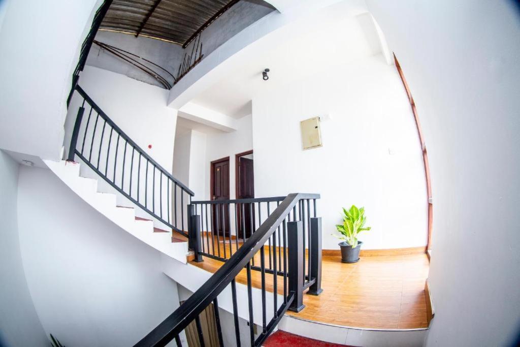Hotel Blue Bird Негомбо Экстерьер фото