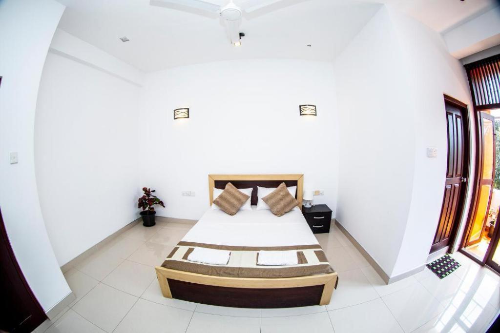 Hotel Blue Bird Негомбо Экстерьер фото
