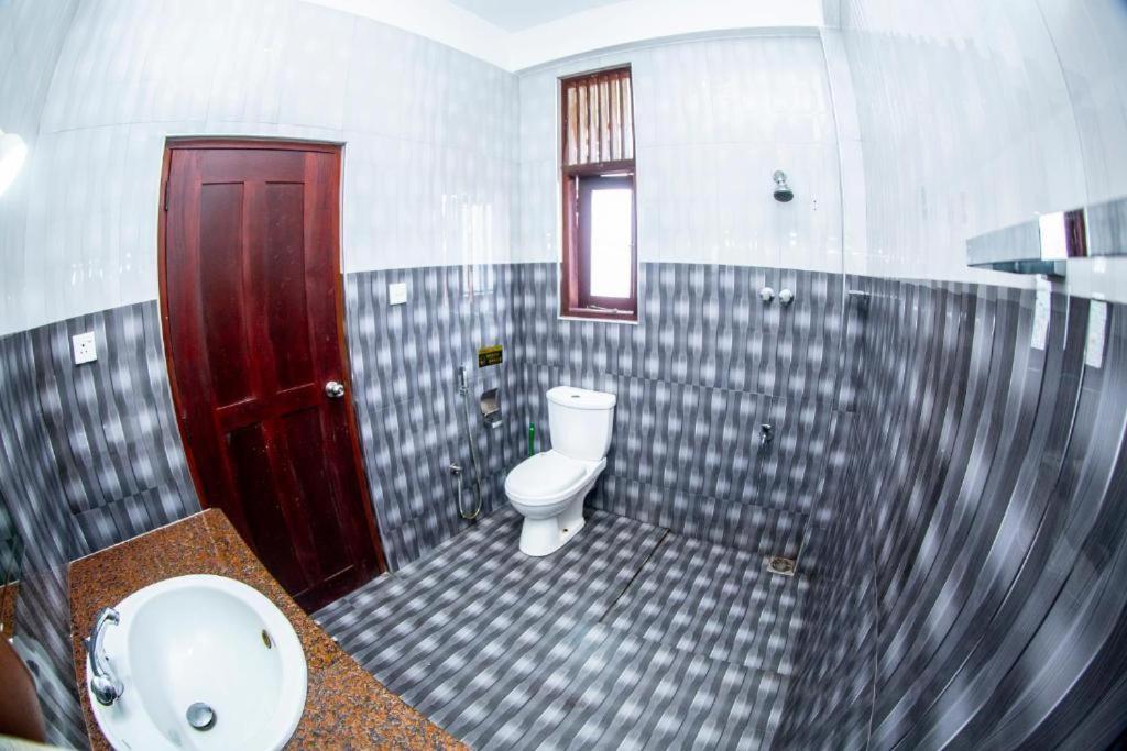 Hotel Blue Bird Негомбо Экстерьер фото