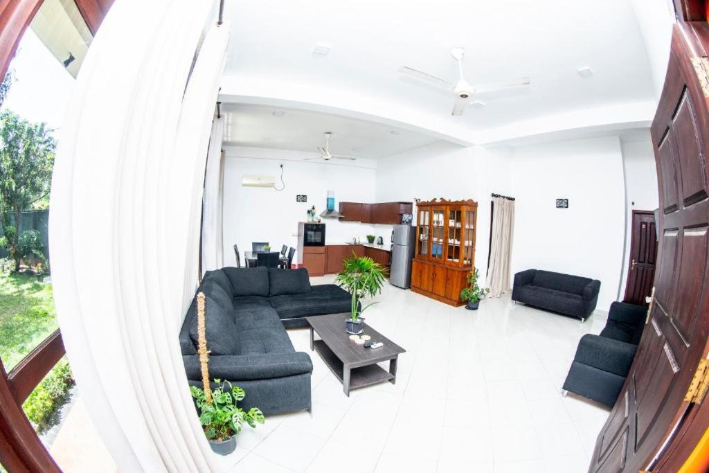 Hotel Blue Bird Негомбо Экстерьер фото
