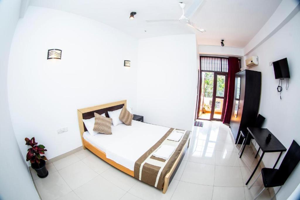 Hotel Blue Bird Негомбо Экстерьер фото