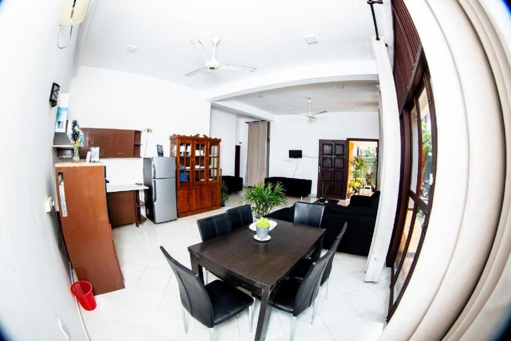 Hotel Blue Bird Негомбо Экстерьер фото