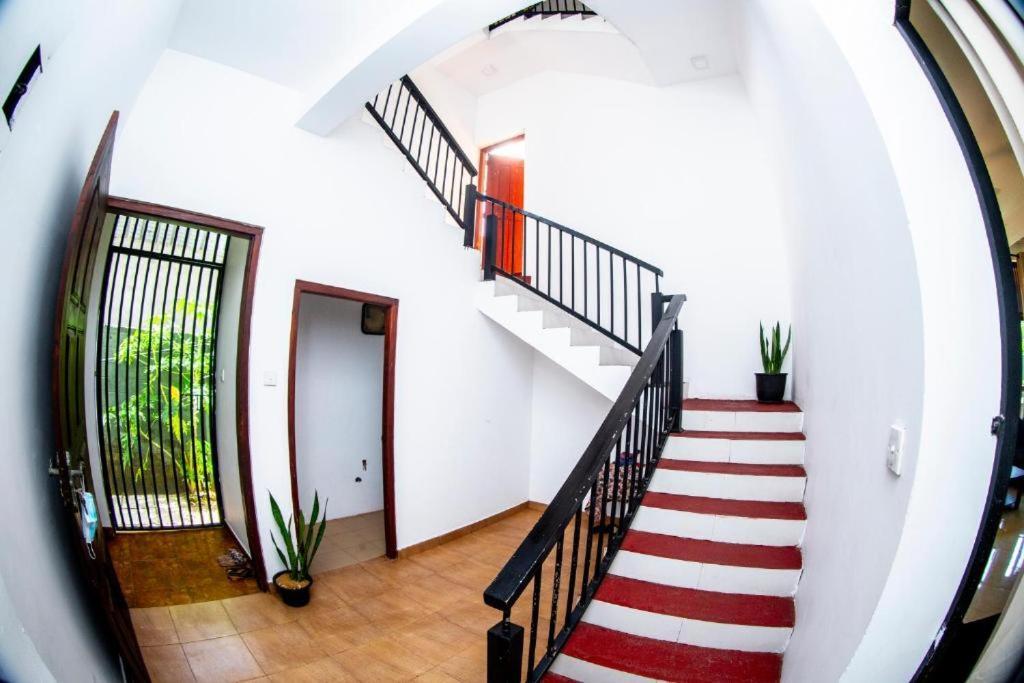 Hotel Blue Bird Негомбо Экстерьер фото