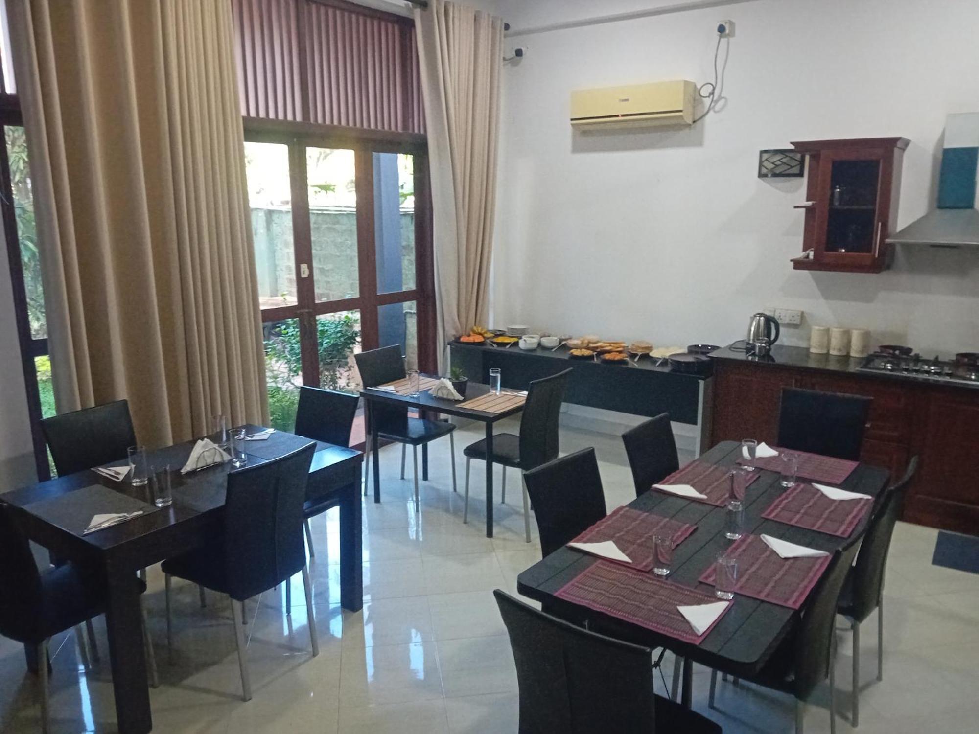 Hotel Blue Bird Негомбо Экстерьер фото