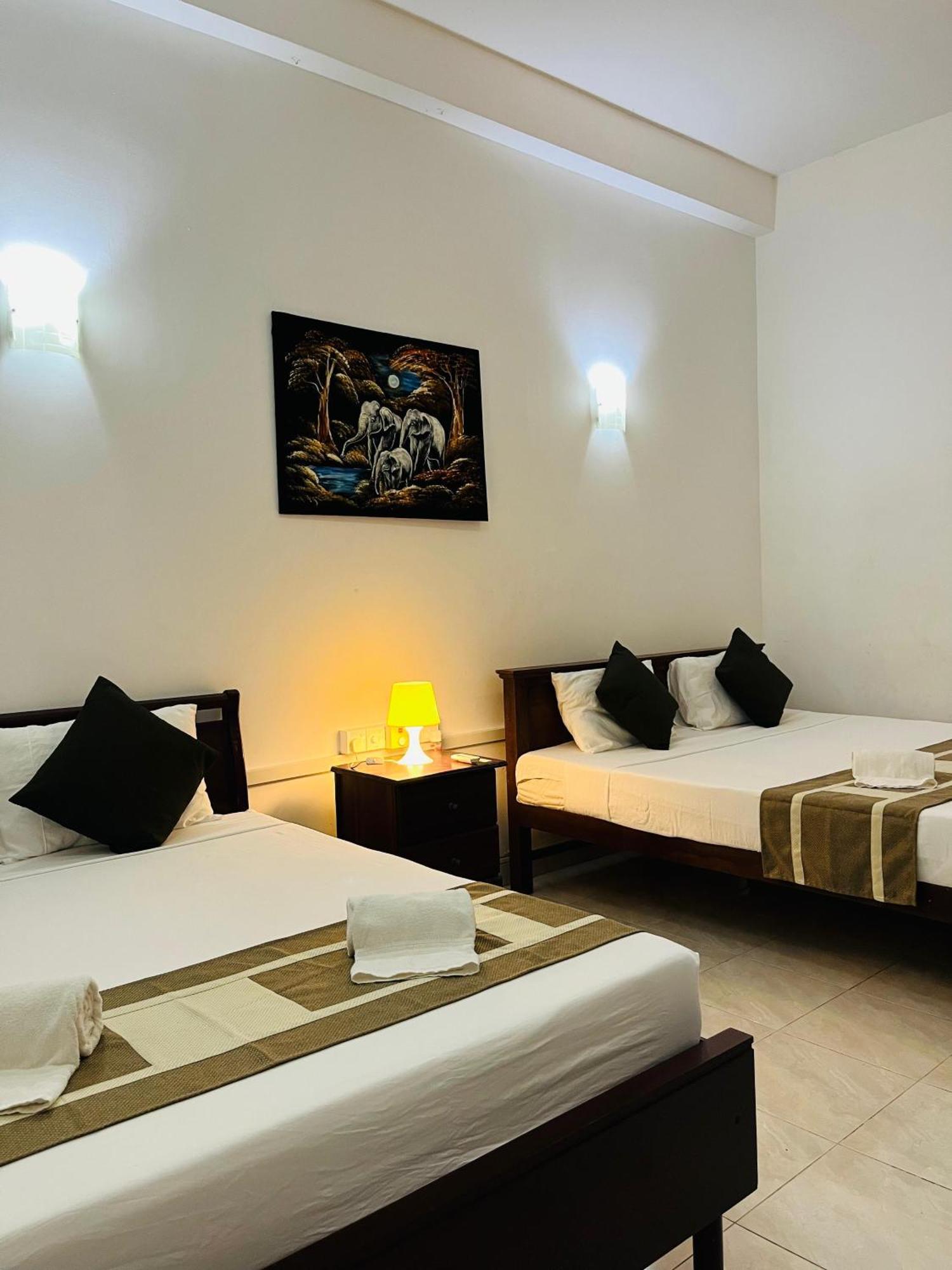 Hotel Blue Bird Негомбо Экстерьер фото