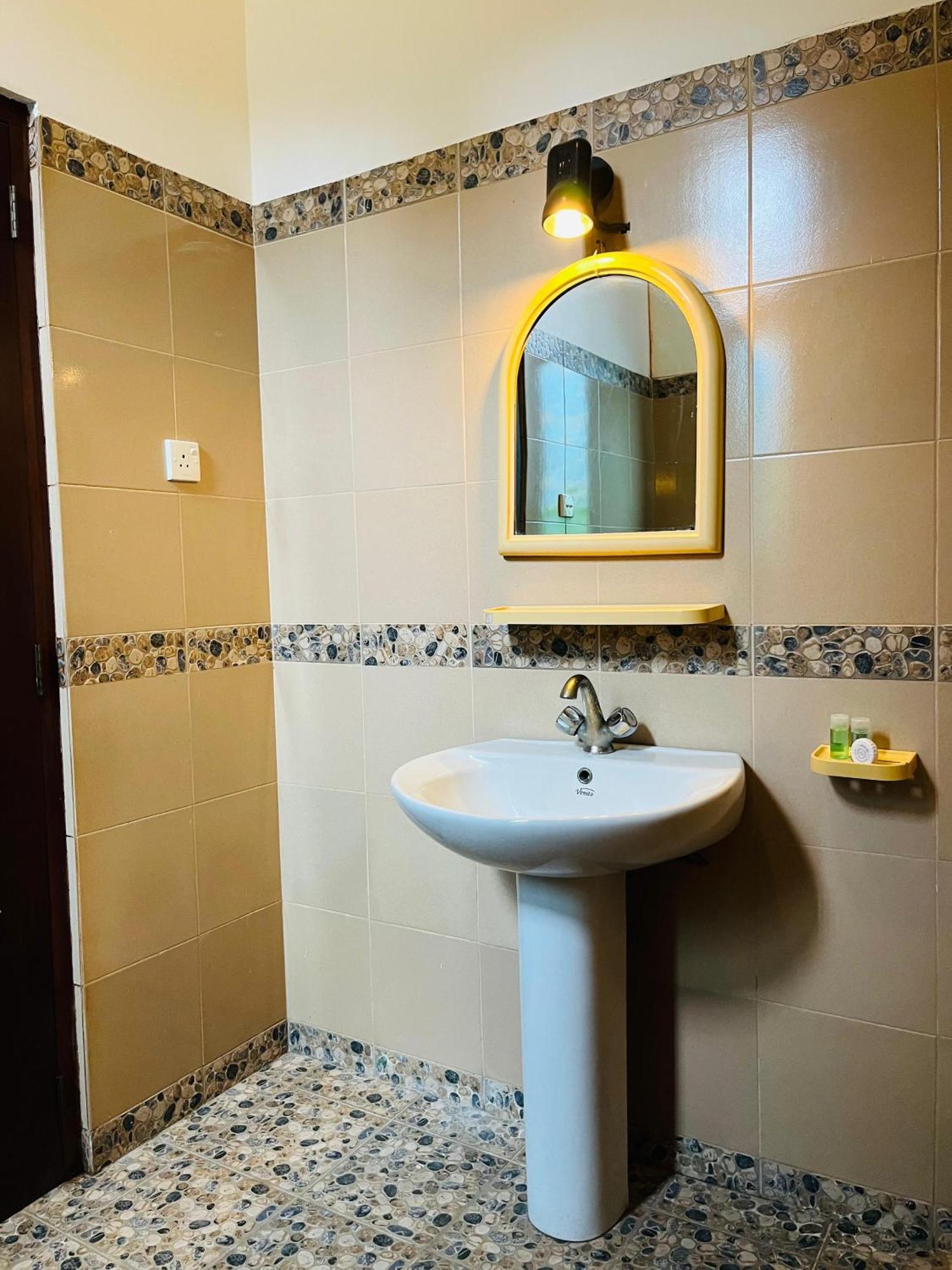 Hotel Blue Bird Негомбо Экстерьер фото