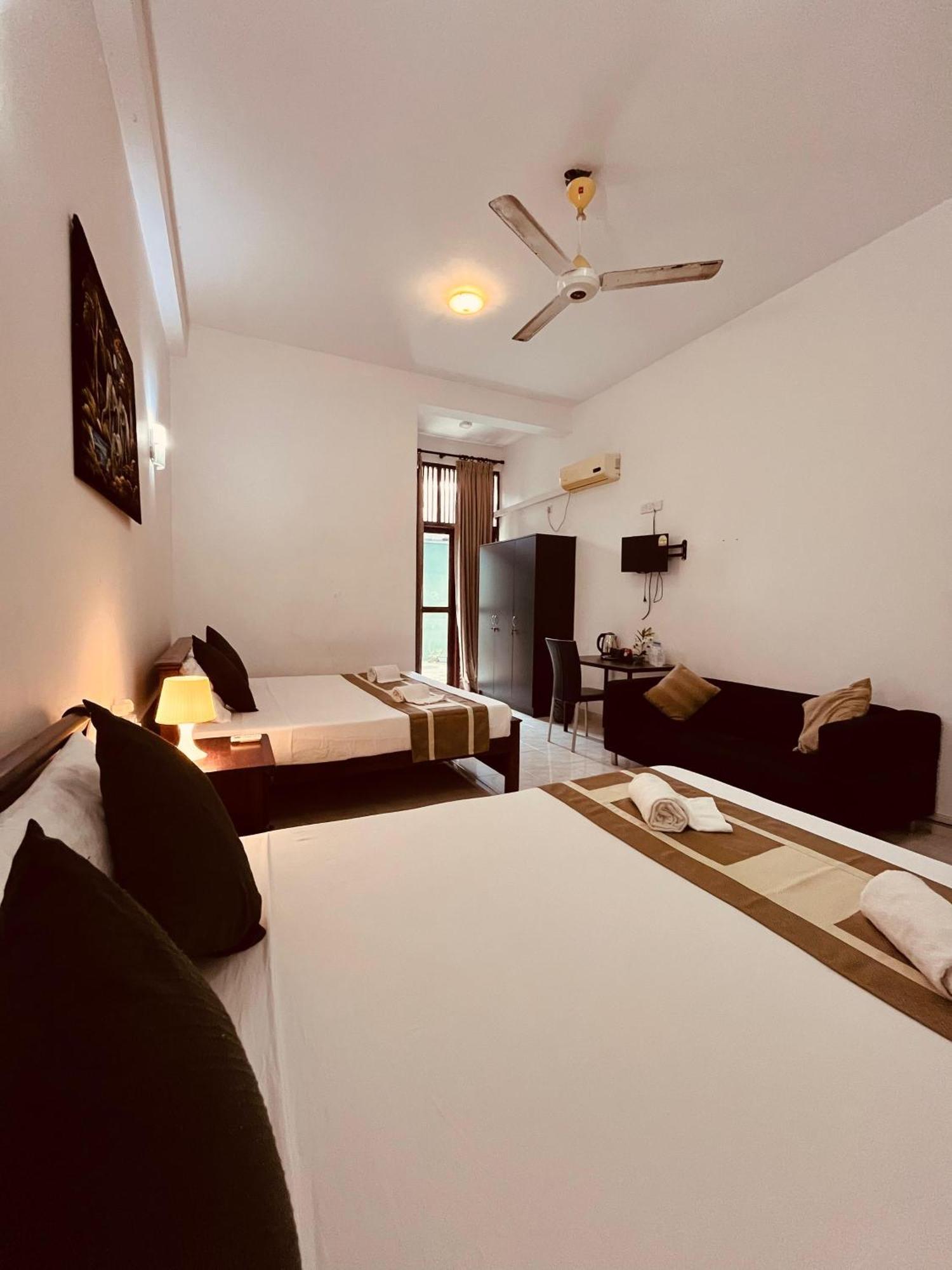 Hotel Blue Bird Негомбо Экстерьер фото