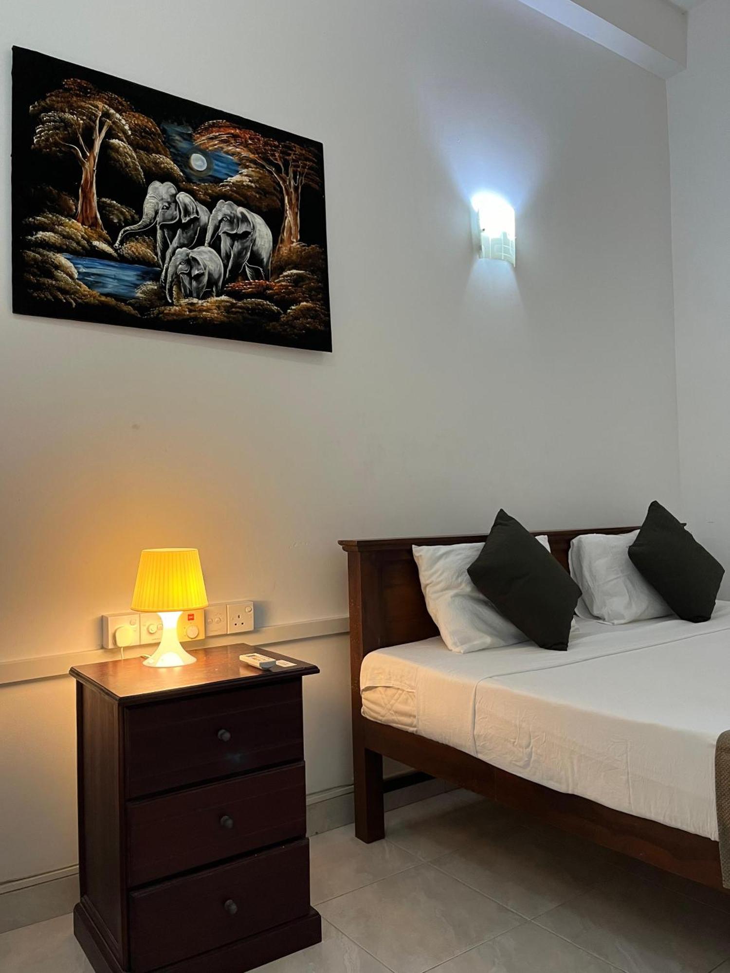 Hotel Blue Bird Негомбо Экстерьер фото