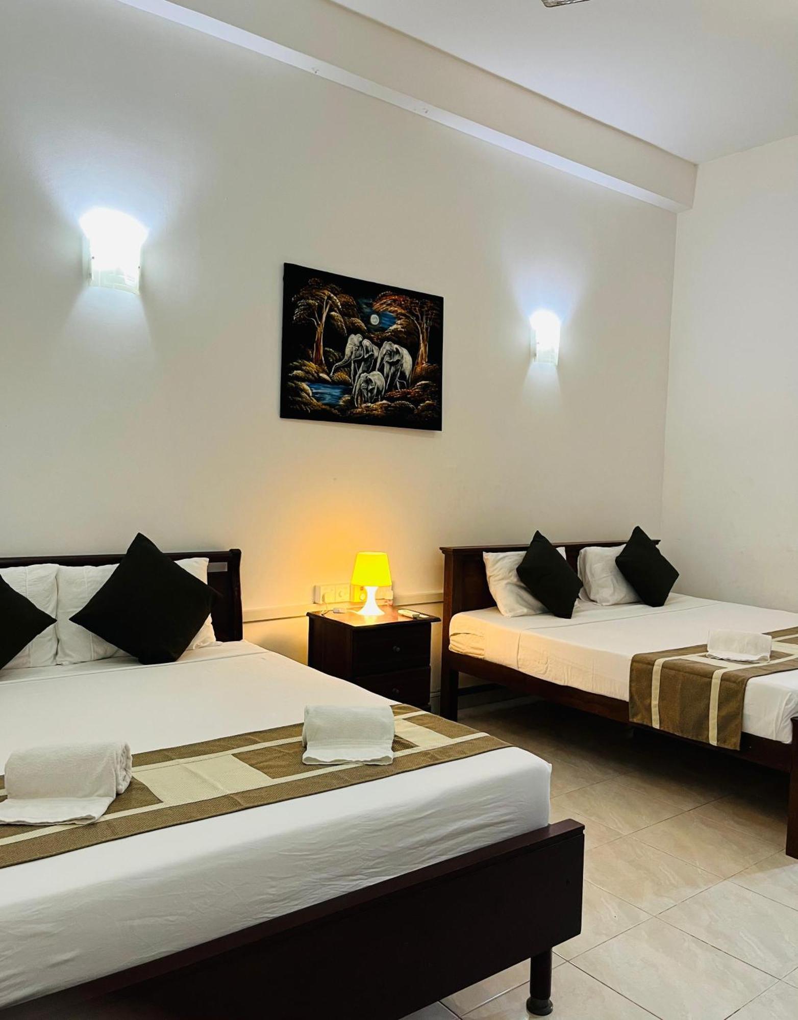 Hotel Blue Bird Негомбо Экстерьер фото