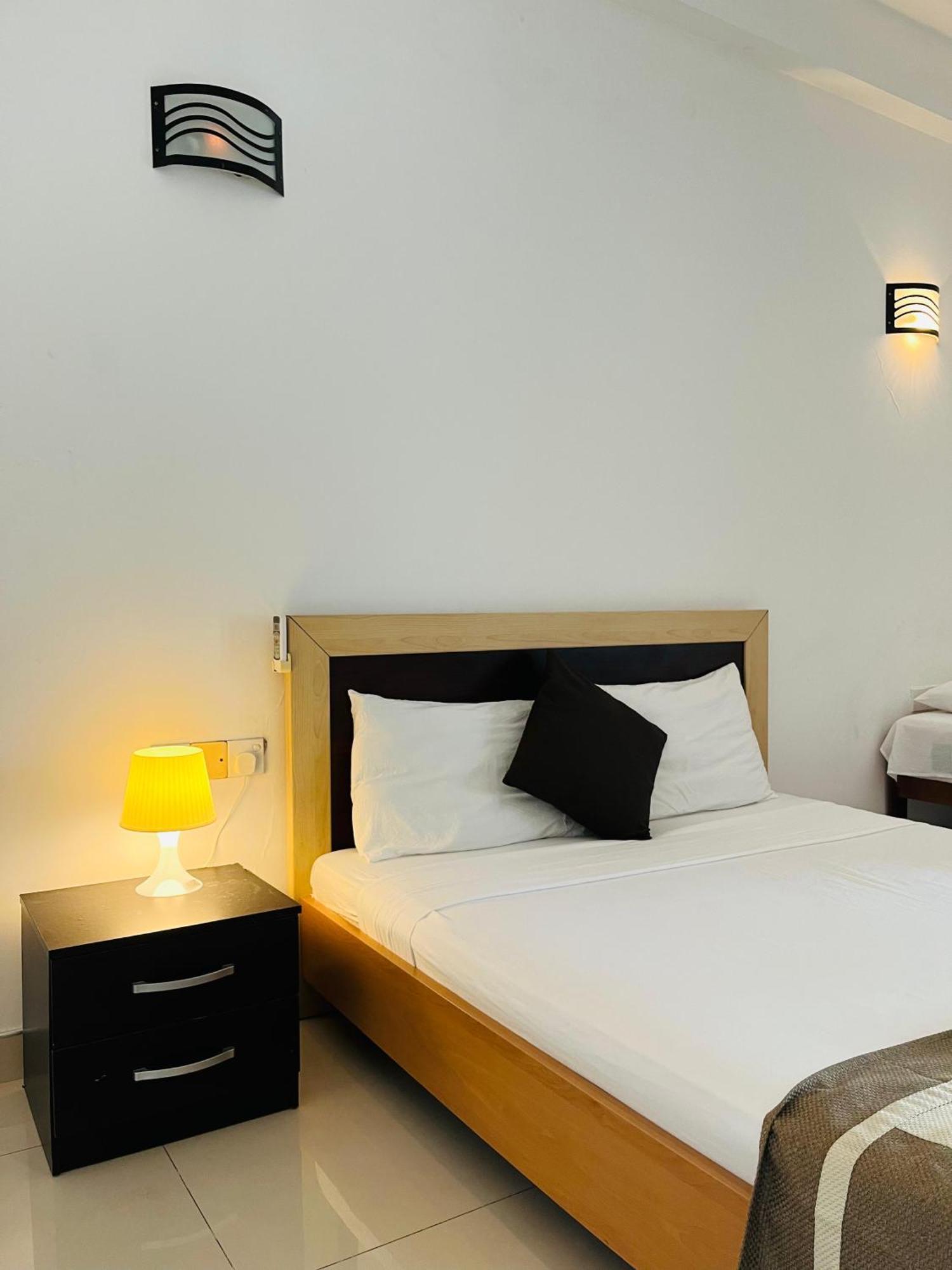Hotel Blue Bird Негомбо Экстерьер фото