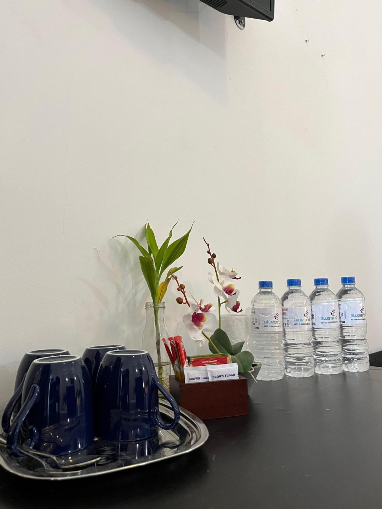 Hotel Blue Bird Негомбо Экстерьер фото