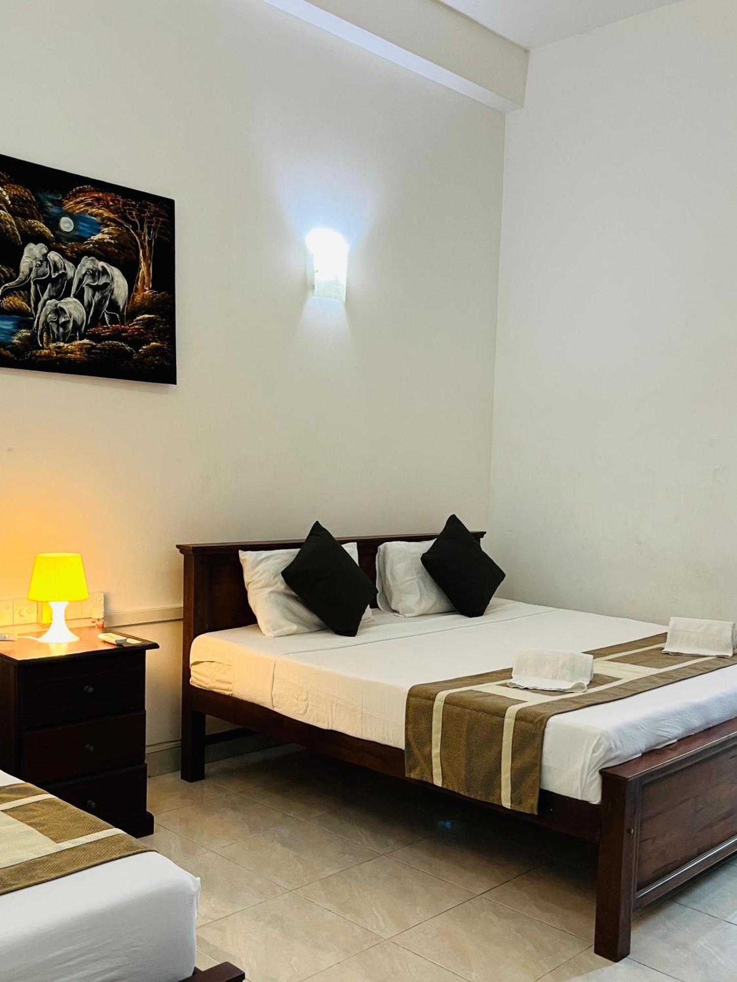 Hotel Blue Bird Негомбо Экстерьер фото