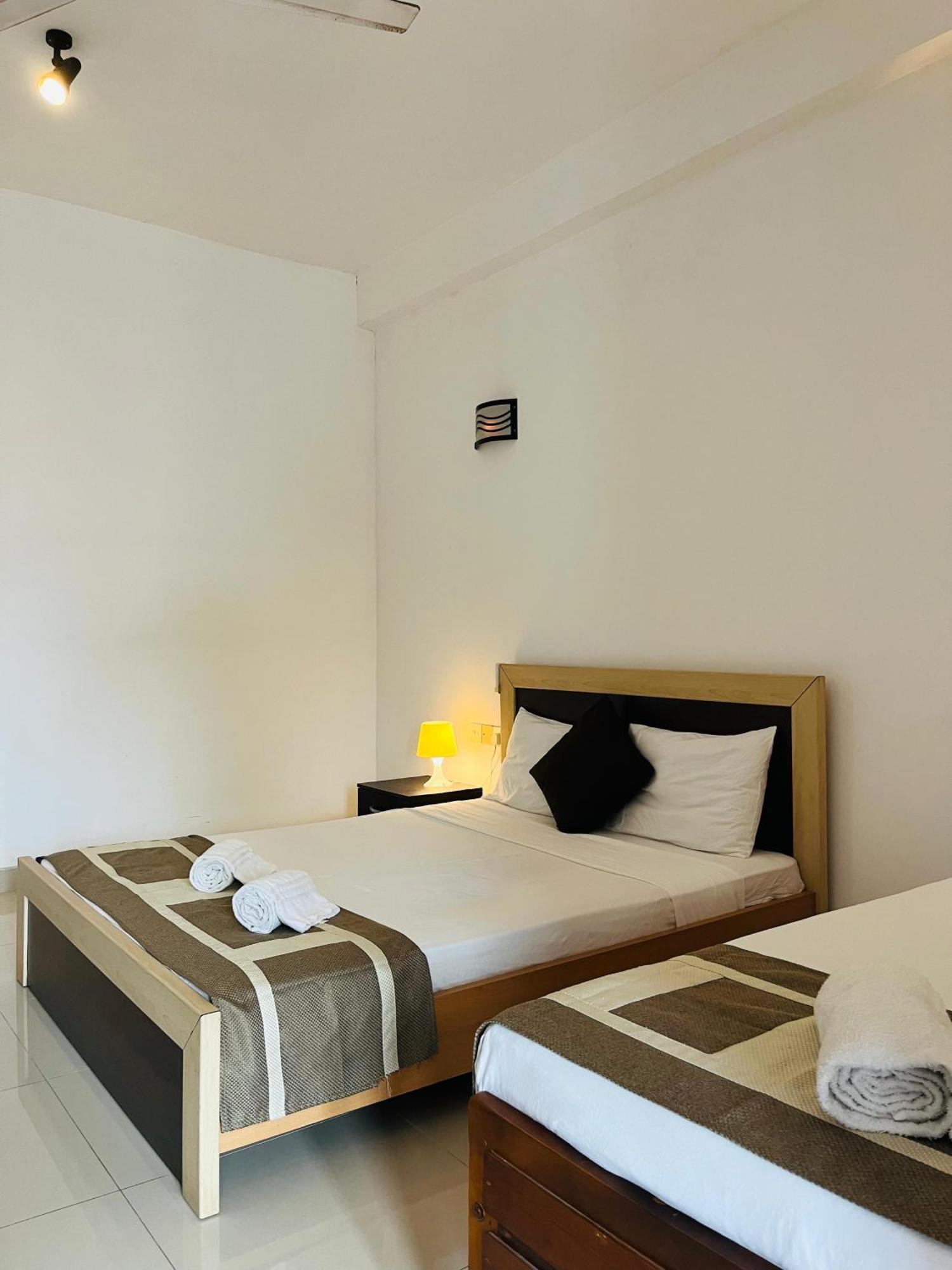 Hotel Blue Bird Негомбо Экстерьер фото