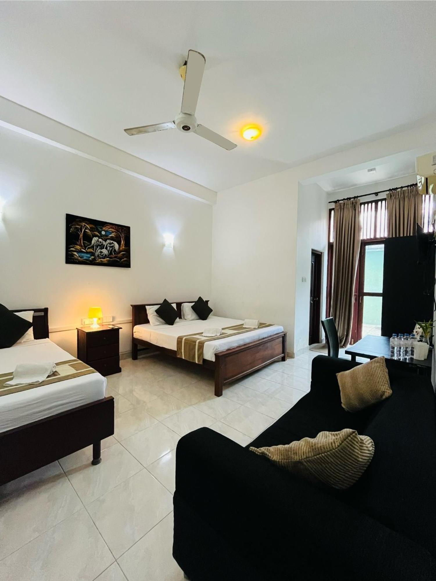 Hotel Blue Bird Негомбо Экстерьер фото